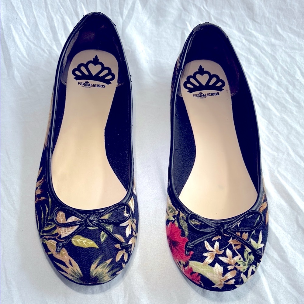 Fergalicious fergie women’s size 8.5 Black and Red floral fabric ballet flats